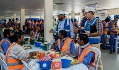 الجارديان: انتقادات دولية حادة لقطر بسبب أجور عُمّال كأس العالم