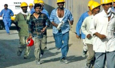 بعد قطع الدوحة  رواتبهم.. عودة ٣٠٠ عامل هندي إلى بلادهم