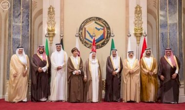 سر زيارة الأمين العام لمجلس التعاون للدوحة: توسلات قطرية لإنقاذ الاقتصاد