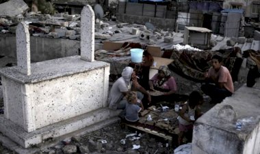 في سعيهم للنجاة.. عائلات غزة تحتمي بـ«الموتى» من صعوبة الحياة