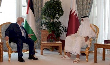 أمير قطر يشتري صمت الرئيس الفلسطيني على التطبيع القطري.. ما المقابل؟