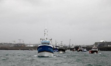 بوادر أزمة كبرى.. تصادم قاربين بريطاني وفرنسي في المانش