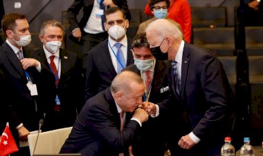 مواقف أردوغان المحرجة.. من انحنائه لأمير قطر لقبلة على يد بايدن