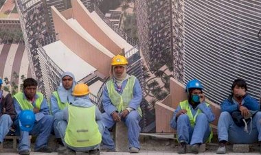 بعد تأخُّر رواتبهم .. آلاف العمال الأفارقة يفترشون الحدائق في الدوحة