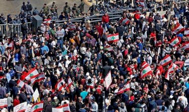 اشتباكات بين الشرطة والمحتجين أمام منزل رئيس الوزراء اللبناني