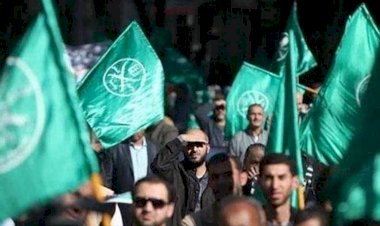 يهاجم السعودية ويدعم شخصيات تستهدفها وصديق قادة الإخوان... مَن يقف وراء حملات جيري كونولي ضد المملكة؟