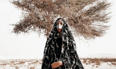 بعباءة سوداء.. فنانة قطرية تكشف أزمة النفايات البلاستيك في الدوحة