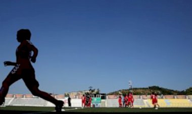 تواصل اضطهاد المرأة .. طالبان الإرهابية تطرد لاعبات كرة منتخب كرة القدم من أفغانستان