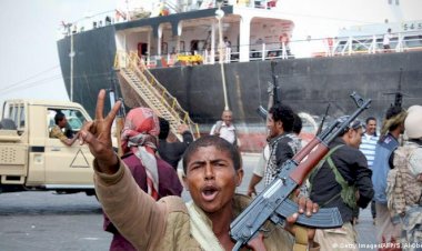 الحوثي ينهب إغاثات اليمنيين من ميناء الحديدة.. ليصبح أحد معاقل تهريب أسلحته