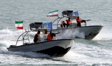 رسائل زائفة.. قوارب إيرانية تهدد سفينة أميركية في مضيق هرمز.. ماذا تريد طهران؟