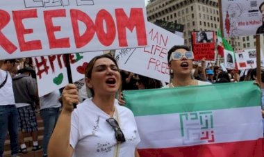 صرخة تغيير.. كيف كشفت هتافات الإيرانيين عن نيتهم الإطاحة بالنظام الحاكم؟