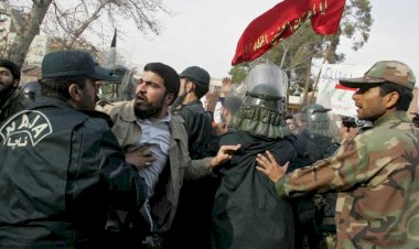 لإخفاء جرائمه.. نظام الملالي يحاصر الصحفيين بالاعتقالات