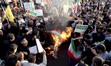 احتجاجات إيران.. زعيم السنة يدعو الملالي للخضوع لكلمة الشعب الإيراني