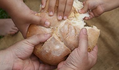 الحوثي يجوع اليمنيين.. احتجاز شاحنات الدقيق في الحواجز الأمنية لابتزاز التجار