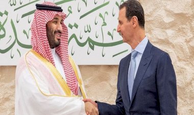 لقاء ودي وسري.. بشار الأسد يجتمع مع رئيس الوزراء اللبناني على هامش القمة العربية