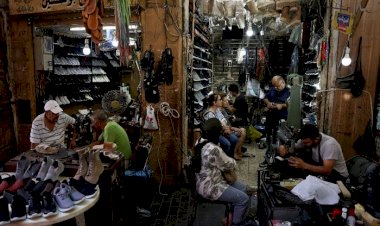 انتعاش الأعمال الحرفية.. انهيار الاقتصاد اللبناني يدفع الشعب إلى مرحلة جديدة من الفقر