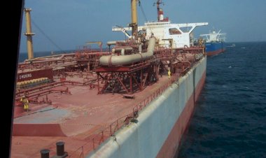 عملية محفوفة بالمخاطر.. الأمم المتحدة تبدأ بسحب النفط من ناقلة صافر اليمنية