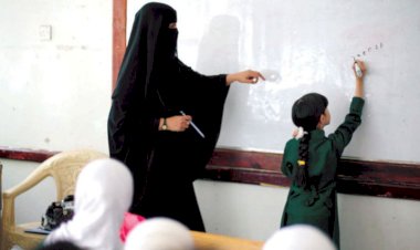 رغم الاعتقالات.. كيف يواجه المعلمون في اليمن سرقة الحوثي لرواتبهم؟