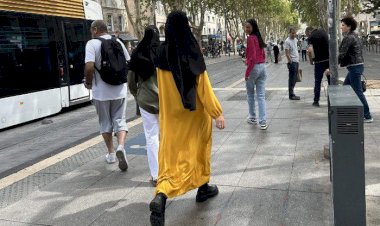 زيادة للاستقطاب وانتهاك للحريات.. المحكمة الفرنسية تثير الجدل بتأييد حظر العباءة