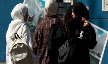 الجارديان: الحكومة الفرنسية تتجاهل أزمات المهاجرين والأطفال وتركز على الزيّ الإسلاميّ