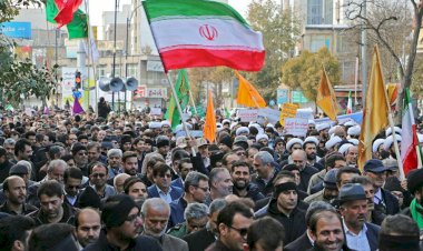 خامنئي يستغل الأزمة الاقتصادية في إيران لتحقيق مكاسب غير مشروعة