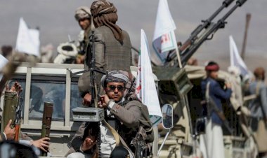 بعد هدوء حذر.. الحوثيون يعودون لمهاجمة السفن في البحر الأحمر والولايات المتحدة ترد