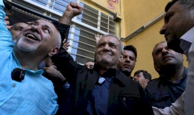 التواصل مع الغرب وتخفيف العقوبات.. كواليس فوز بيزشكيان في الانتخابات الإيرانية