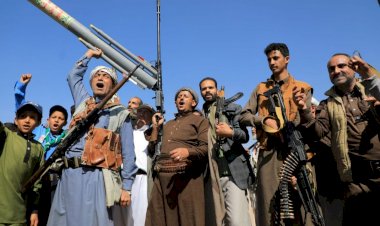 تصعيد في البحر الأحمر: القوات الأمريكية تسقط طائرات مسيرة حوثية.. وخبراء: خطوة حاسمة