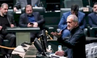 أسوشيتيد برس: البرلمان الإيراني المتشدد يوافق بإجماع على الحكومة للمرة الأولى منذ 2001