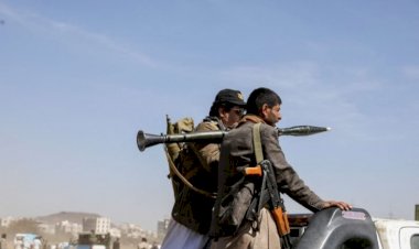 هجمات مليشيا الحوثي بالصواريخ والمسيّرات على السفن التجارية