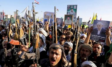 محلل يمني: الضربات الأمريكية تضع الحوثيين أمام تحديات استراتيجية جديدة