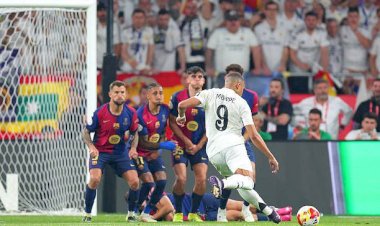 برشلونة يهزم ريال مدريد ويقترب من حسم الدوري