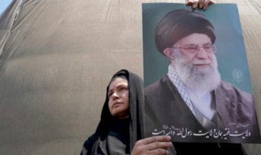 إيران تلمح إلى تهدئة وتعرض التفاوض مجددًا مع استمرار التصعيد واغتيال رئيس الأركان