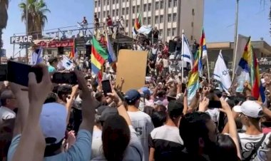 محلّل سياسي سوري: التلويح بأعلام إسرائيل في السويداء استفزاز خطير وتهديد لوحدة البلاد