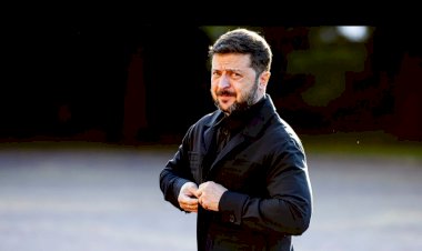 قبل اللقاء المرتقب وخوفًا من أزمة دبلوماسية.. زيلينسكي يرتدى بدلة رسمية خلال اجتماعه مع ترامب