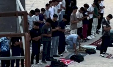 بين محراب المعرفة وركن الصلاة.. تونس على صفيح ساخن بسبب جدل منع الصلاة داخل المدارس