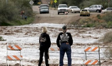 لحظة جرف السيول لعدد من السيارات في ولاية أريزونا الأمريكية