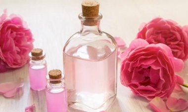 كيف يحافظ ماء الورد على نضارة بشرتك قبل النوم؟