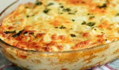 طريقة عمل طاجن المكرونة بالبصل وقطع الدجاج بخطوات سهلة وطعم لا يُقاوم