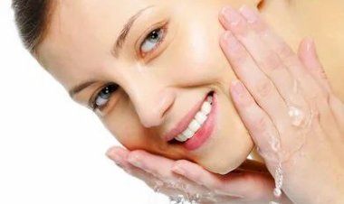 10 دقائق قبل النوم تمنح بشرتك نضارة الصباح.. روتين العناية الليلي خطوة بخطوة