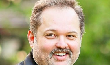 محمد محمود عبدالعزيز يطلب الدعاء لزوجته بعد أزمة صحية خطيرة عقب الولادة