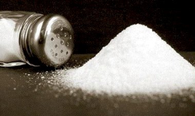 ملح الطعام.. النكهة التي تخفي أمراضًا خطيرة