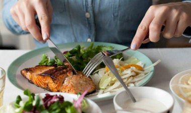 تفسير رؤية تناول الطعام مع الميت في المنام