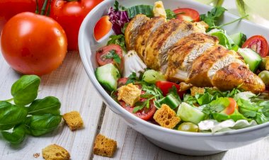 سلطة الدجاج اليونانية.. نكهة المتوسط على مائدتك بخطوات سهلة وسريعة