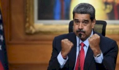 رغم التهديدات الأمريكية.. مادورو يظهر راقصًا في احتفال رسمي بفنزويلا