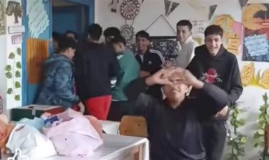 طلاب يسخرون من معلمتهم داخل الفصل.. لقطات تُوثّق لحظة الإهانة وصمت الإدارة