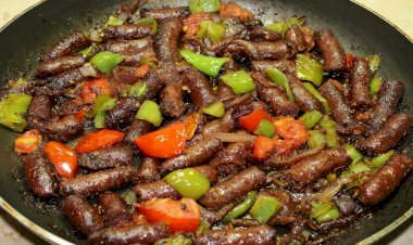 طاسة السجق البلدي بالبصل والفلفل.. وصفة شهية وسهلة التحضير