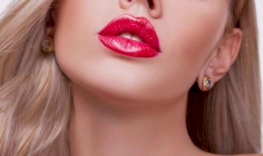 طرق طبيعية لإبراز امتلاء الشفاه وترطيبها دون فيلر