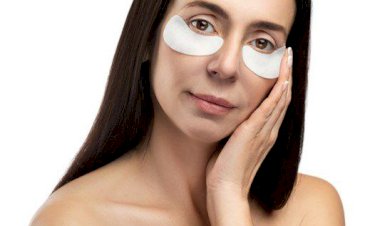 كيفية الحفاظ على إشراقة منطقة العين وتقليل الهالات السوداء.. 4 خطوات أساسية