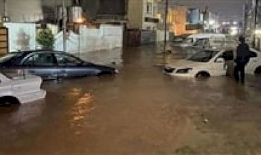 طلاب ومعلمون ينجون بأعجوبة بعد اجتياح السيول لمدرسة بالعراق